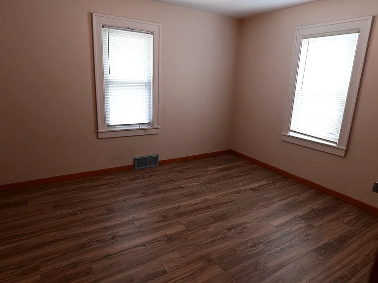 954 La Salle Ave — Photo 14