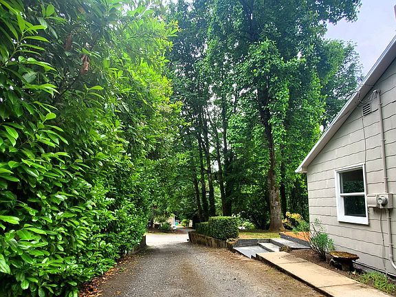 2nd image of 745 SW Maplecrest Dr