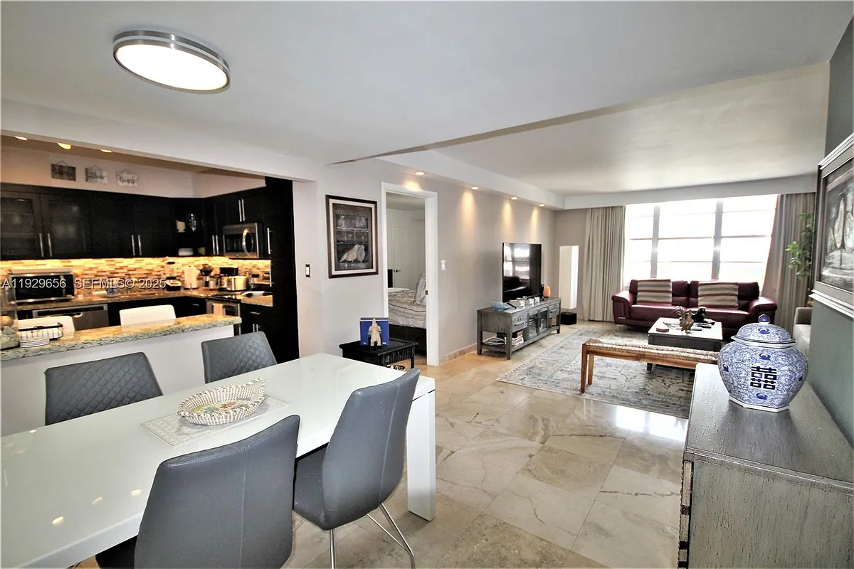 Building Photo - 5161 Collins Ave #1610