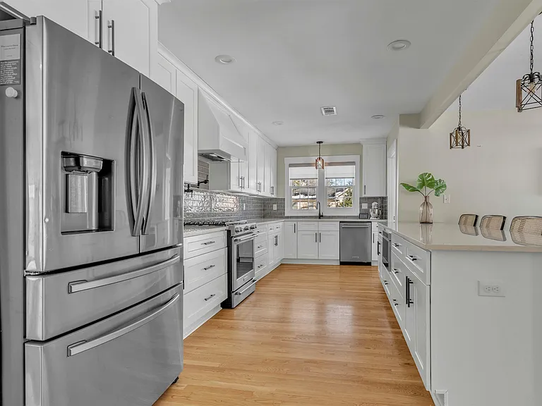 185 Alexander St — Photo 13