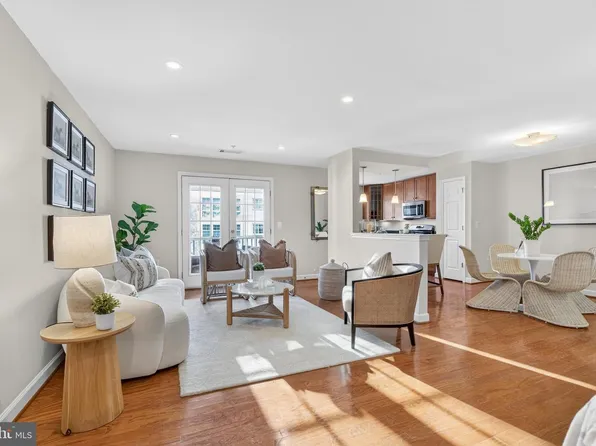 4113 S Four Mile Run Dr Unit 404, Arlington, VA 22204