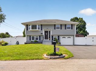 33 Hawthorne Ct, Loudonville, NY 12211
