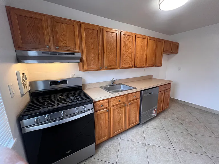 90 Northfield Ave — Photo 7