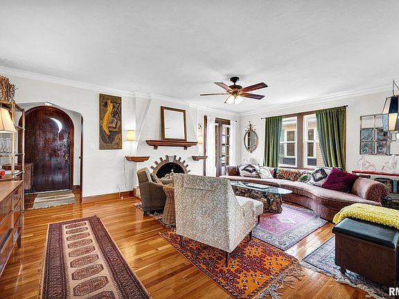 3rd image of 2020 W Ayres Ave