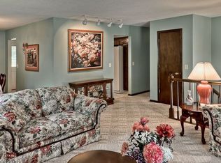 14637 Walnut Grove Dr, Omaha, NE 68137