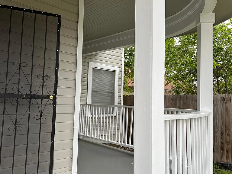 306 Essex St — Photo 3