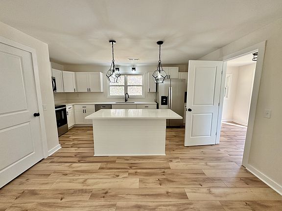 5th image of 220 Friendship Hollow Rd S