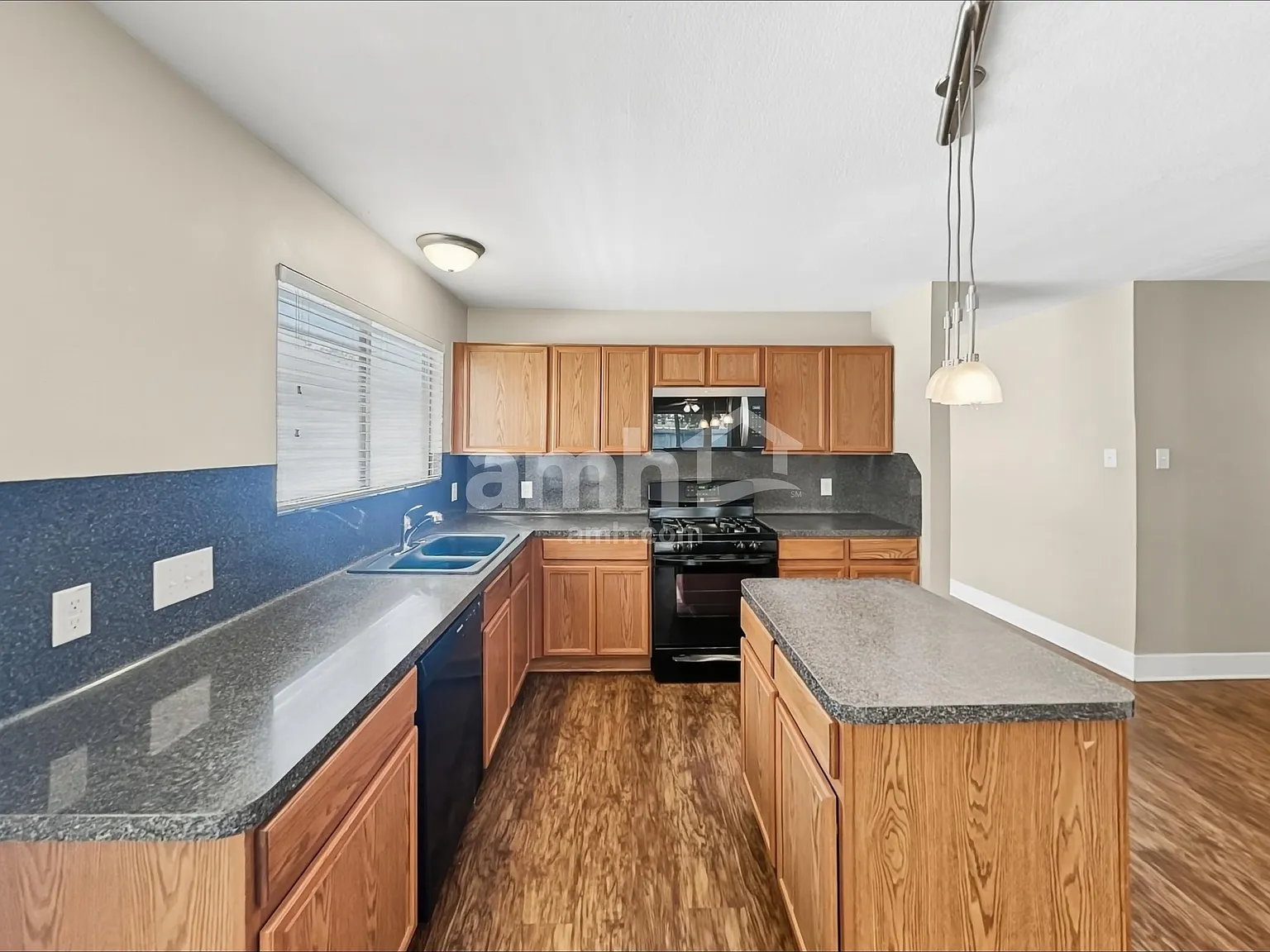 3 bed, 2.0 bath, 1728 sqft, $2,040 — Photo 3