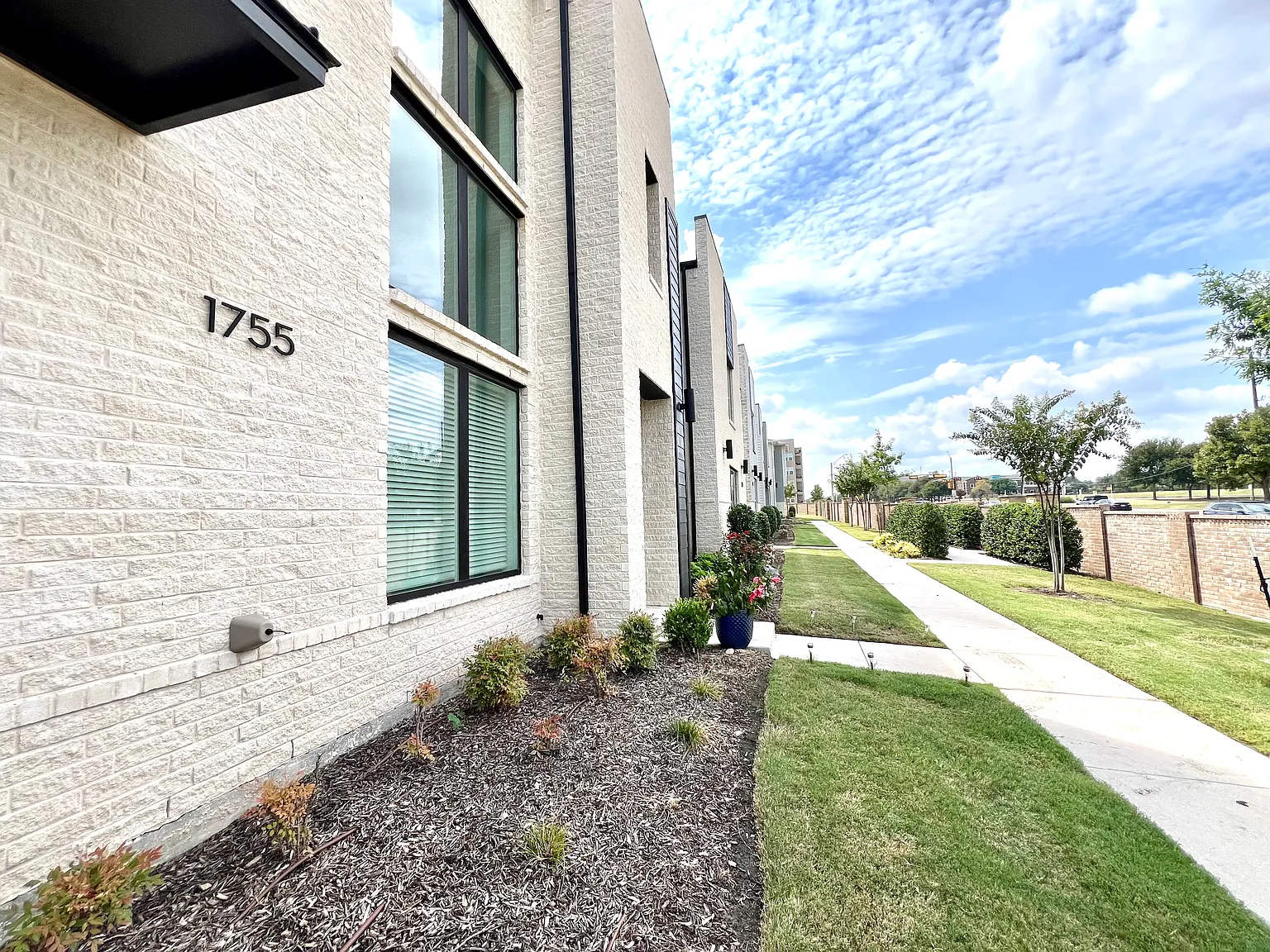 2 bed, 2.5 bath, 1672 sqft, $2,500 — Photo 2