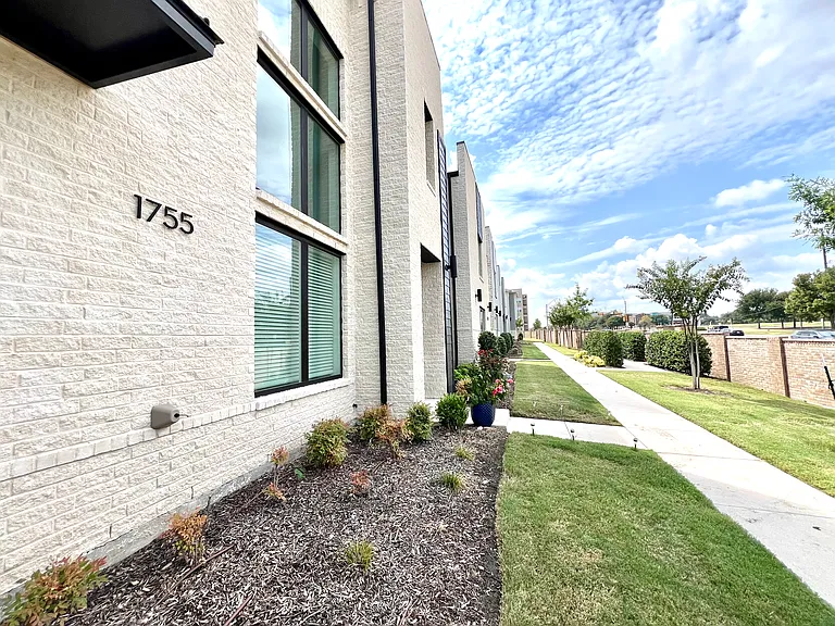 1755 Montgomery Dr — Photo 2