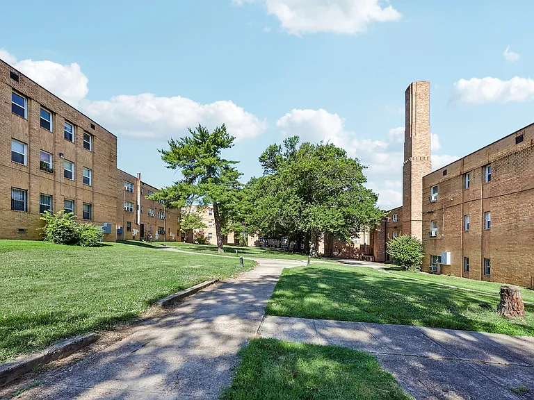 Meadow Green Courts — Photo 16