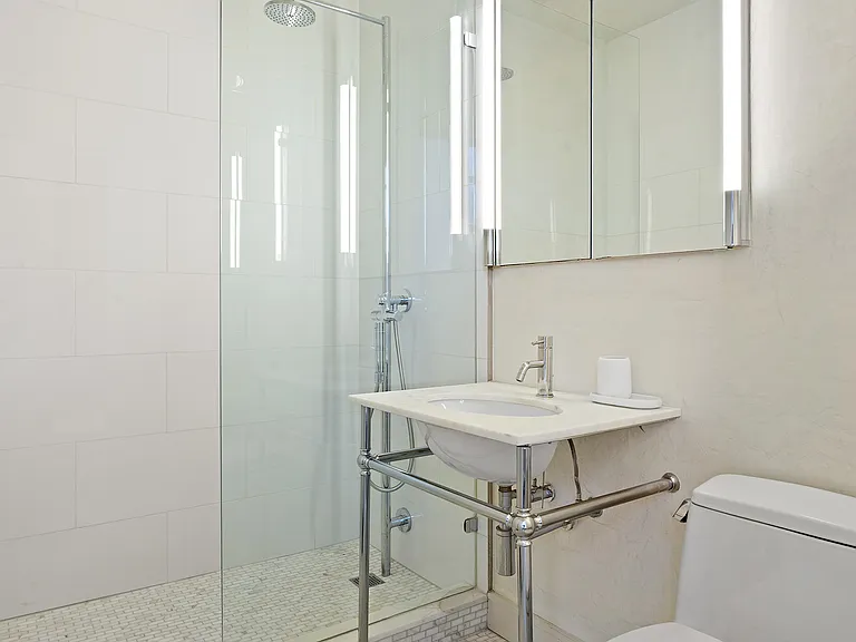 135 W 3rd St #5 — Photo 9