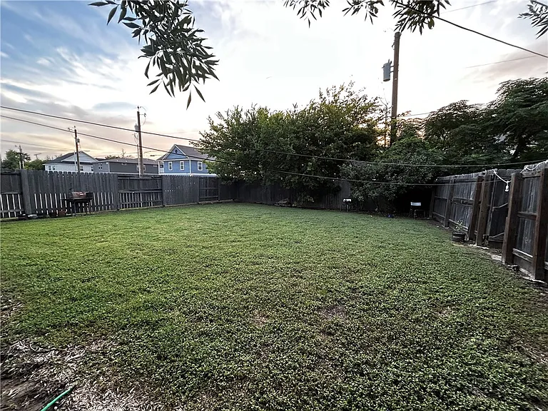 405 Live Oak St #A — Photo 6