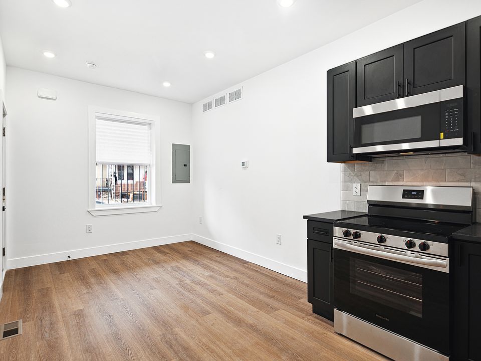 KITCHEN & LIVING ROOM AREA
