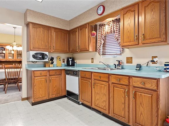 5th image of 101 Queen Anne Cir
