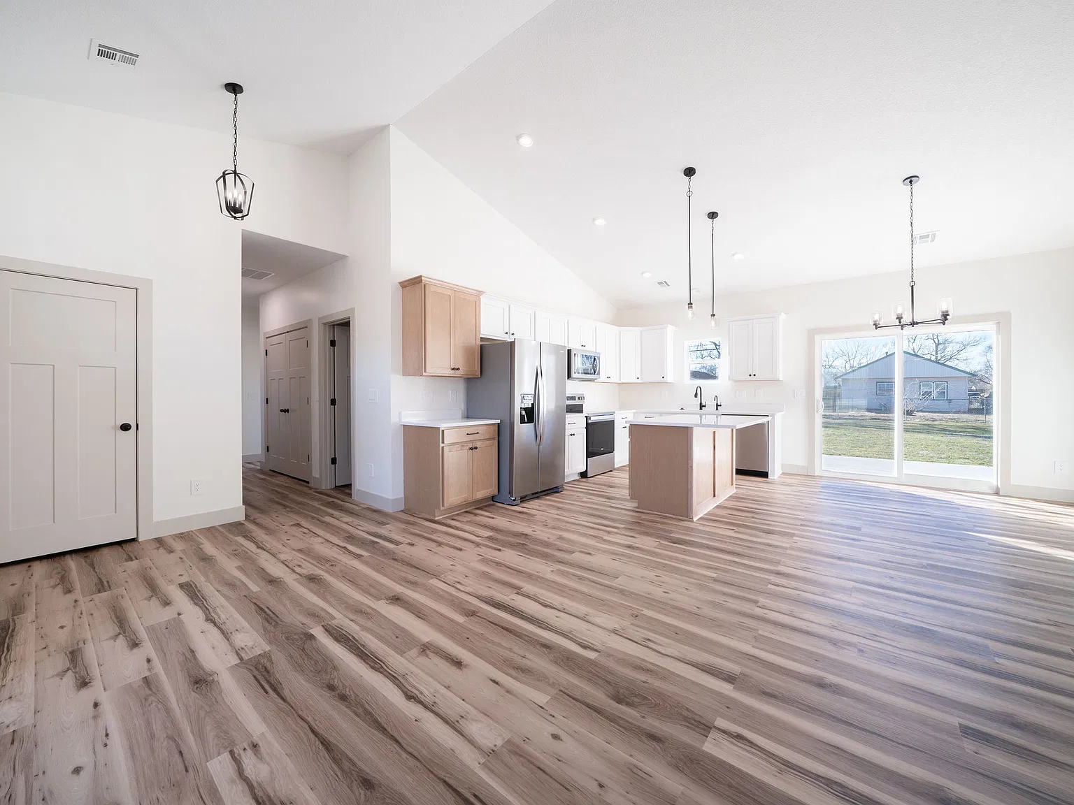 3 bed, 1266 sqft, $2,200 — Photo 3