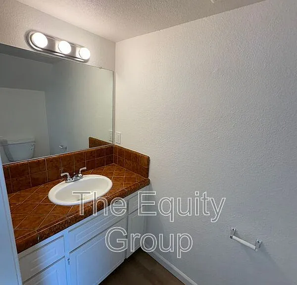 1469 Ben Franklin Ave — Photo 5