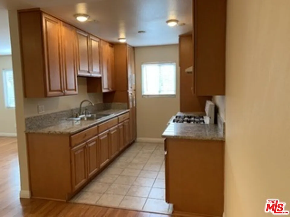 10 bed, 5.0 bath, 5772 sqft, $2,875 — Photo 3