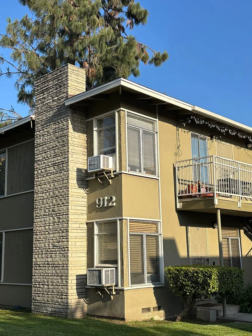 Charming 2-Bedroom Apartment with Mountain Views in Monrovia — Photo 4
