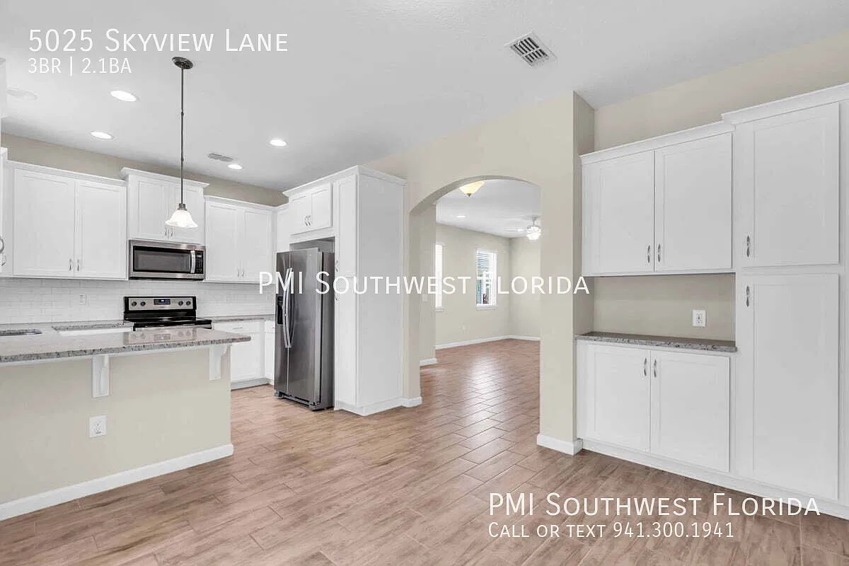 Corner 3BR/2.5BA Townhome in Harmony at Lakewood Ranch 2-Car Garage — Photo 3