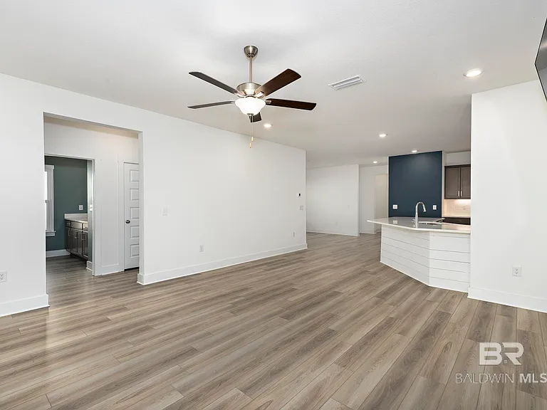 231 Bronze St — Photo 13