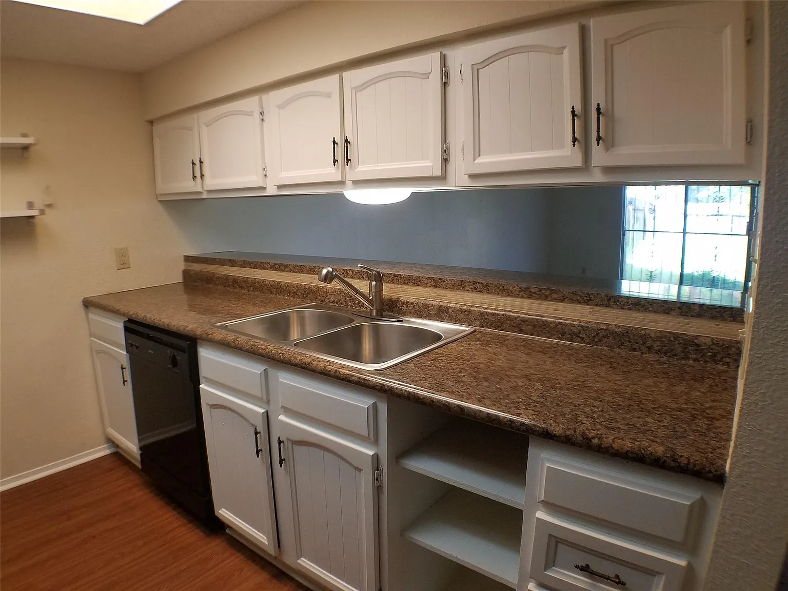 3 bed, 2.0 bath, 1390 sqft, $1,550 — Photo 2