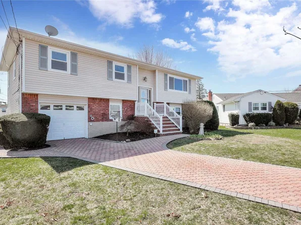 5 Vin Court, Farmingdale, NY 11735