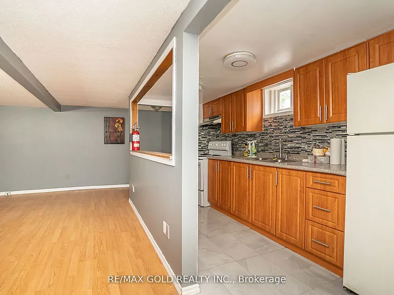 24 Bingham Rd — Photo 4