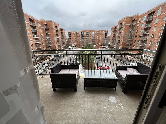 3rd image of 390 S Western Ave APT 401