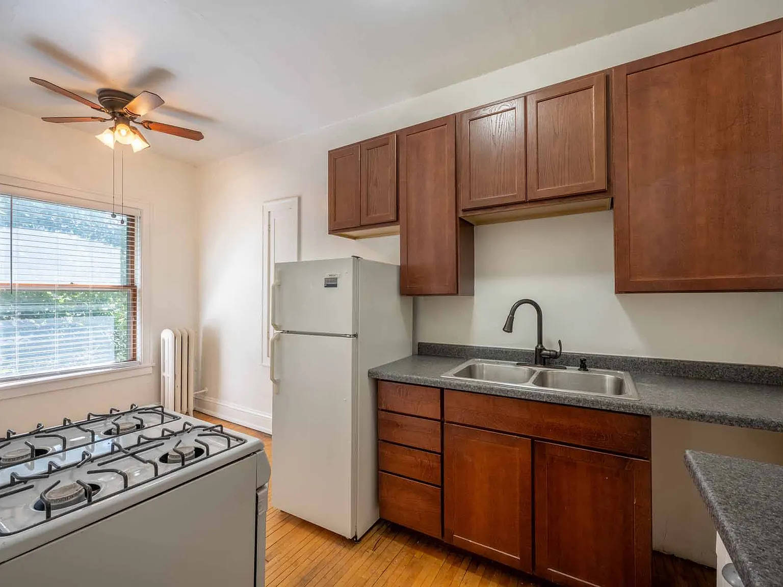 Grand and Dale Apartments — Photo 2