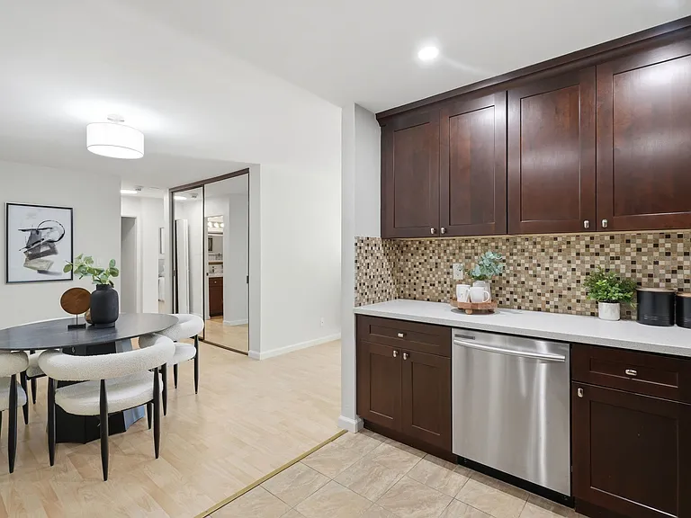 1031 Crestview Dr #305 — Photo 3
