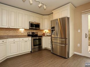 260 Mountain View Dr, Mahwah, NJ 07430