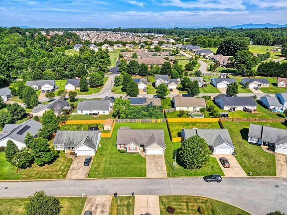 4th image of 411 Fairbanks Ct