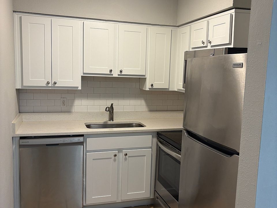 1st image of 3218 W Deleon St Floor 9