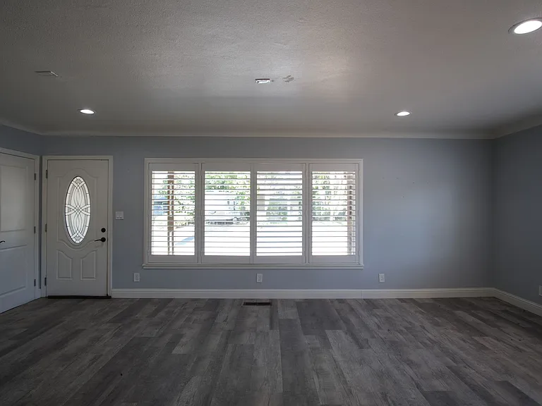 1436 Albany Ave — Photo 8