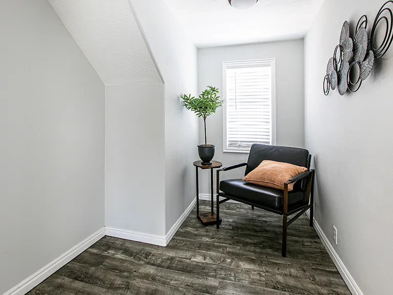 Upstairs nook/sitting area. Would make a great home office!