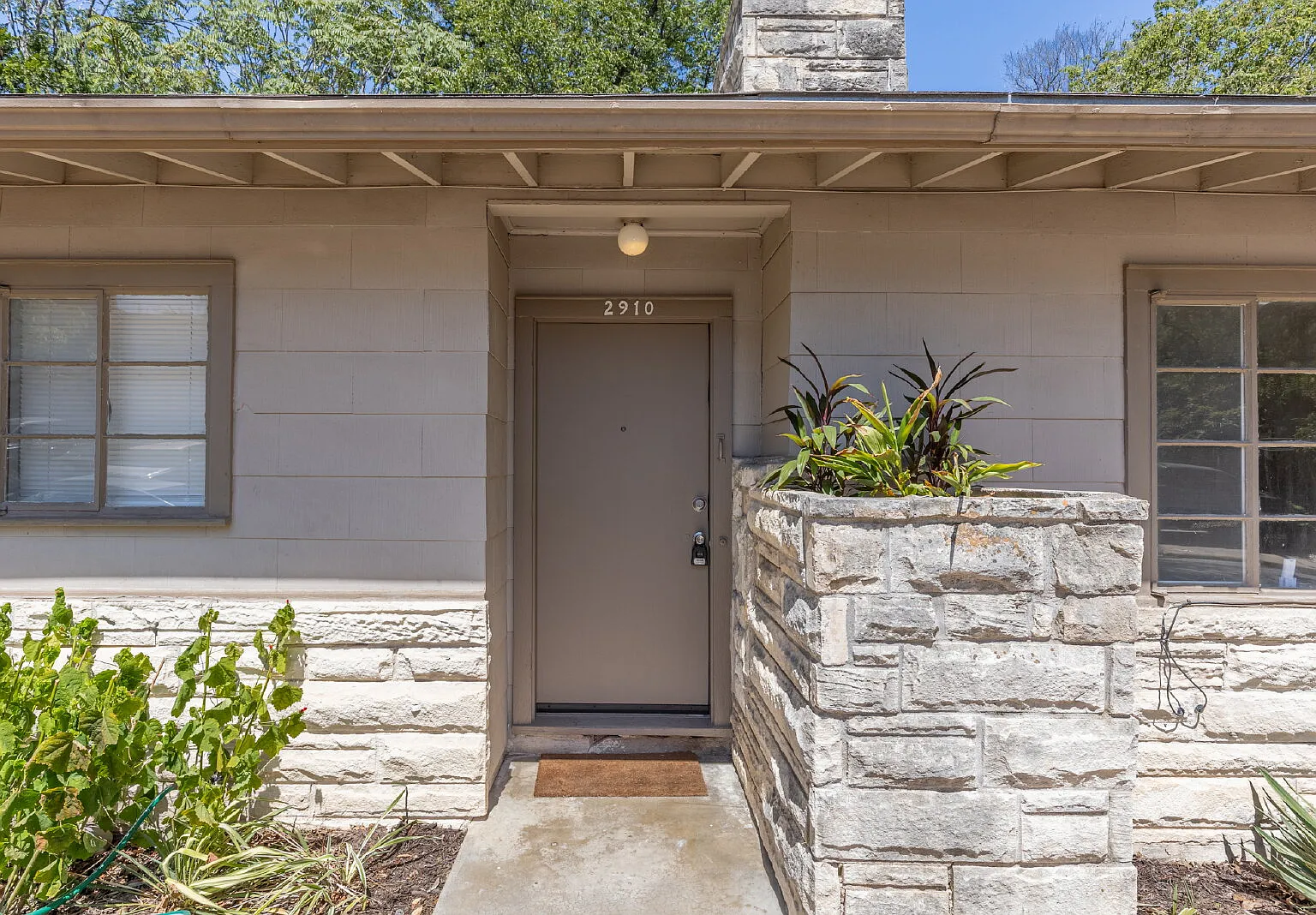 2 bed, 1.0 bath, 1054 sqft, $2,100 — Photo 4