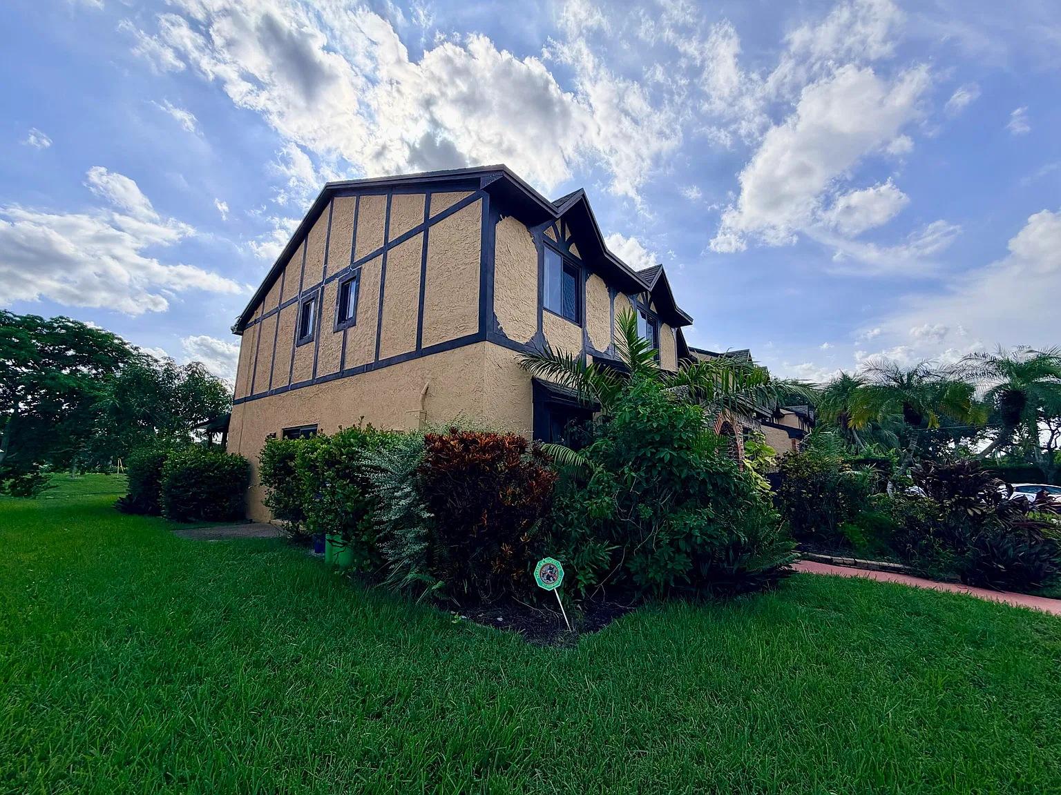 3 bed, 2.5 bath, 1612 sqft, $3,800 — Photo 4