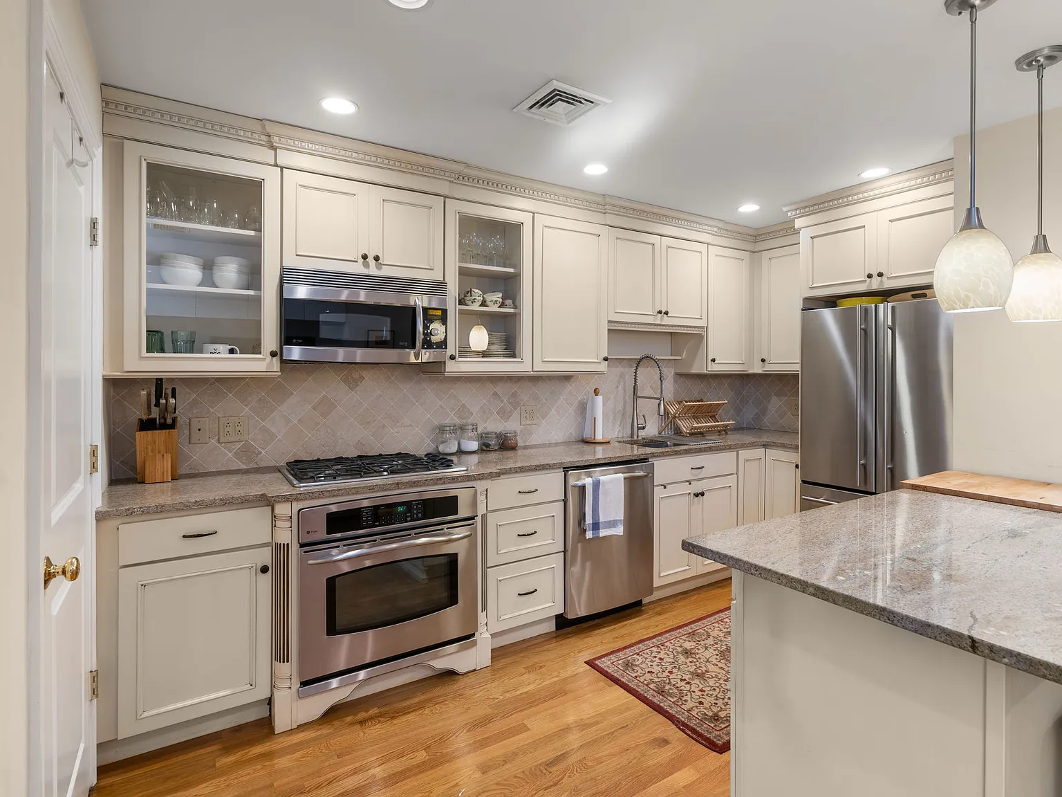 2 bed, 965 sqft, $5,500 — Photo 2
