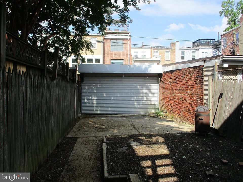 2nd image of 826 5th St NE