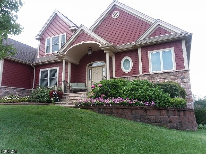 1st image of 5 Woodcott Dr