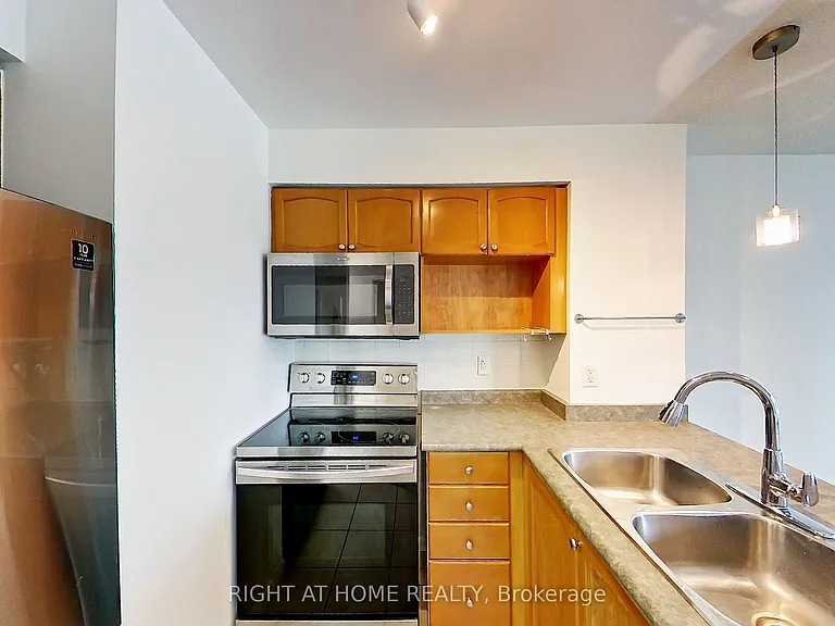 18 Yonge St #1813 — Photo 10