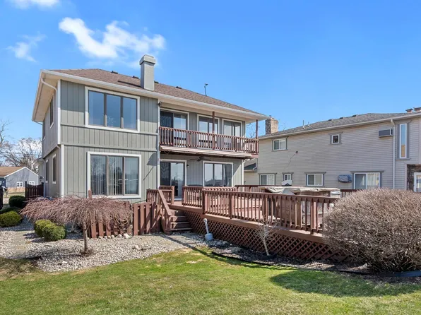 30990 Bayview Dr, Gibraltar, MI 48173