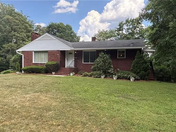 1061 N Peace Haven Rd, Winston Salem, NC 27104