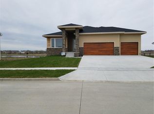 812 Mulberry Dr NW, Bondurant, IA 50035