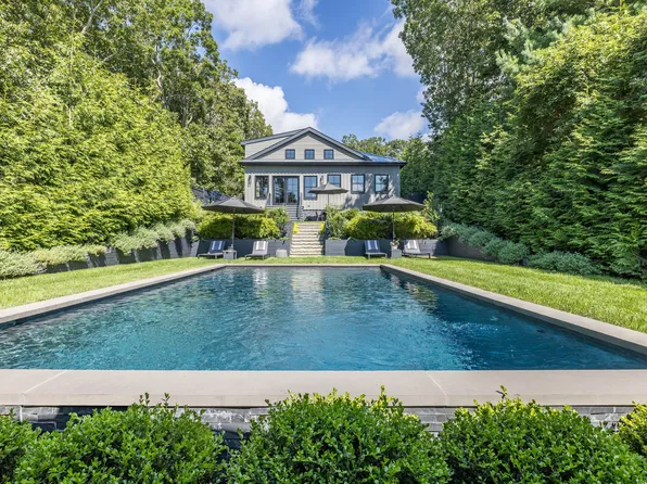 11 Carver St, Sag Harbor, NY 11963