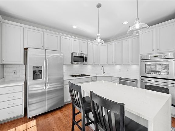 3rd image of 272 Murtha St