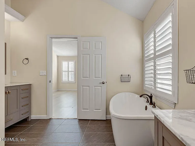 813 W American Eagle Dr — Photo 21