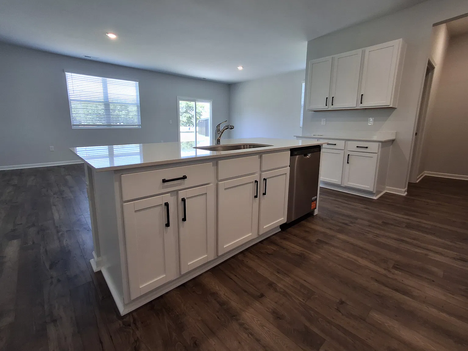 4 bed, 2359 sqft, $2,300 — Photo 4