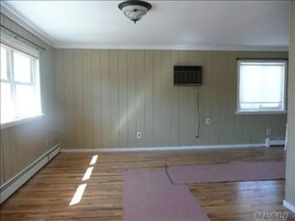 155 Woodycrest Dr, Farmingville, NY 11738